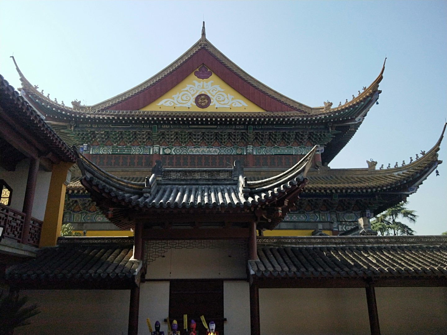 寺廟瓦鋪設(shè)要點(diǎn)，讓建筑更加美觀自然